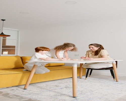 Aktivitas ringan di ruang keluarga yang nyaman