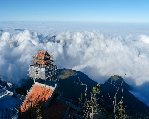 Seseorang melakukan peregangan di sela pekerjaan kantor